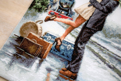 Couple on Train Station SB2369 - Cross Stitch Kit - Hobby.lt 🇬🇧