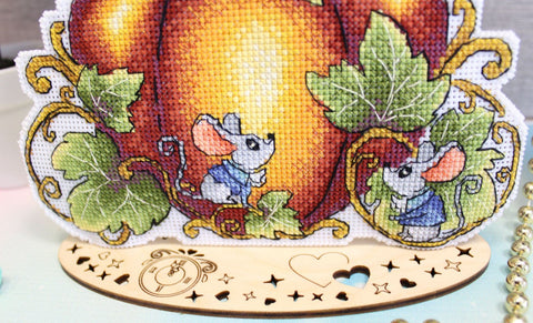 Wooden Embroidery Display Stand, Carriage-Shaped Holder for Cross Stitch, Cards and Photos, MP Studia
