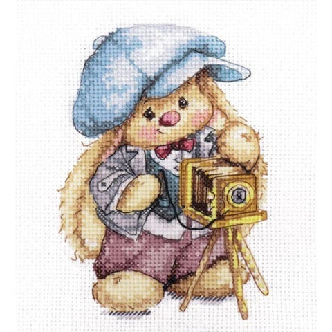 Alisa Cross Stitch Kit, Photographer Motif, 10x13 cm, White Aida 14, 25-Color Threads, Needle and Instructions