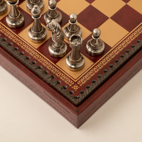 Beautiful Metal Chess Set with Leatherette Chessboard in Burgundy Colour - Hobby.lt 🇬🇧