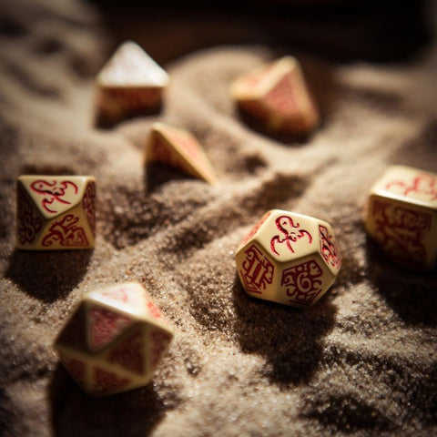 Call Of Cthulhu Masks Of Nyarlathotep Dice Set beige and burgundy - Hobby.lt 🇬🇧