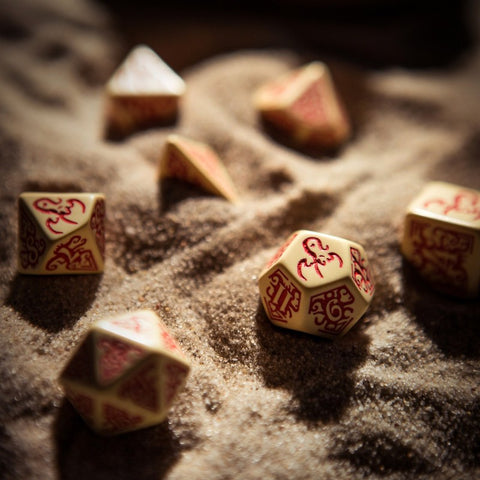 Call Of Cthulhu Masks Of Nyarlathotep Dice Set beige and burgundy