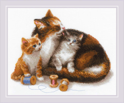 Cat with Kittens cross stitch kit by RIOLIS Ref. no.: 1811 - Hobby.lt 🇬🇧