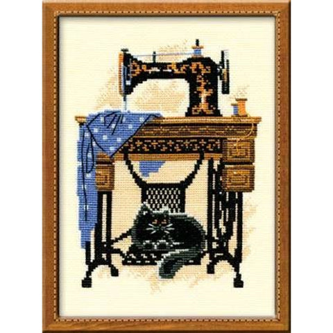Cat with Sewing Machine Cross Stitch Kit RIOLIS 857