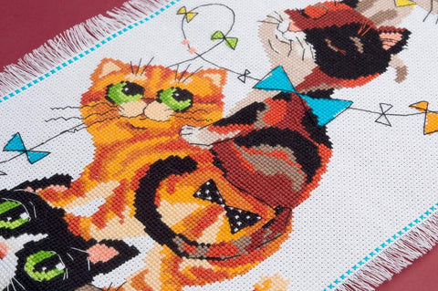 King of the Heap cross stitch kit by RIOLIS Ref. no.: 1770