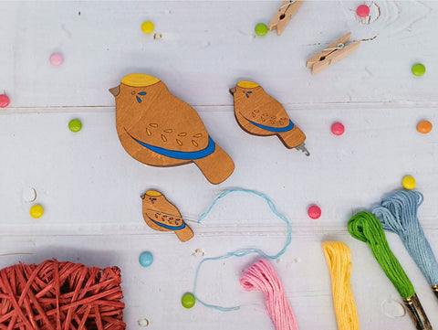 Blue Magnetic Needle Holder with Bird Design, 3 mm Plywood, 4 x 2.5 cm, Kind Fox by Wizardi, Sewing and Embroidery Accessory