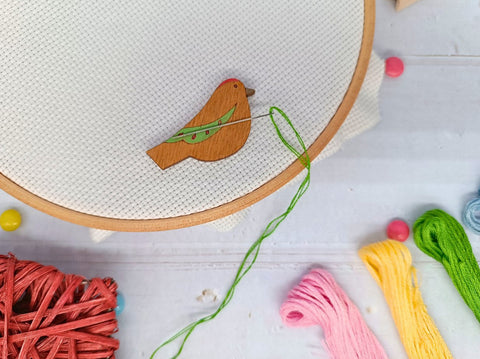 Magnetic Needle Holder with Green Bird Design, 3 mm Plywood, 4 × 2.2 cm, Kind Fox by Wizardi