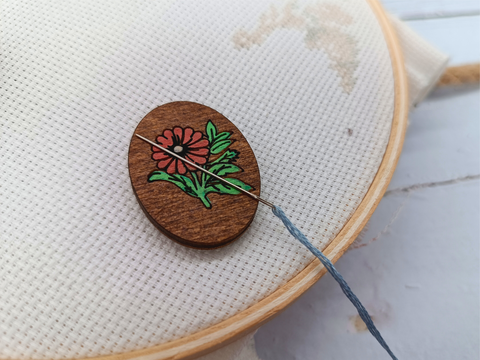 Magnetic Sewing Needle Holder with Floral Design, Plywood, 2.5 x 3.5 cm, Kind Fox by Wizardi