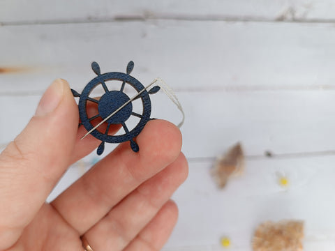 Magnetic Needle Minder for Embroidery and Sewing, Wooden Wheel Design, 3.5 x 3.5 cm, Kind Fox by Wizardi