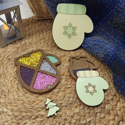 Magnetic Embroidery Needle Minder, Light Christmas Tree, Plywood, 2.5 × 3.5 cm, Kind Fox by Wizardi