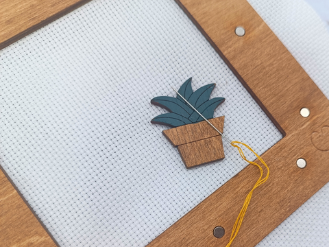 Magnetic Needle Minder with Succulent Design, Plywood Sewing Accessory, 3.5 x 3 cm, Kind Fox by Wizardi