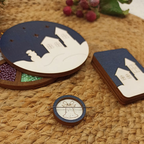 Wooden Needle Case with Winter Houses Motif, Kind Fox by Wizardi, 5 x 7 cm, 3 mm Plywood