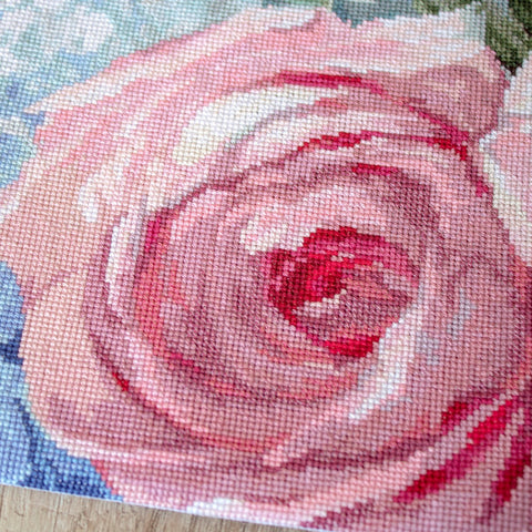 Pale Pink Roses SLETI928 - Cross Stitch Kit