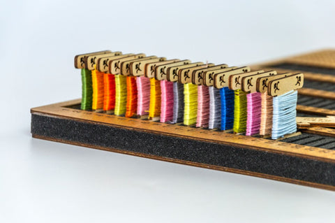 Embroidery Thread Bobbin Organizer with Needle Cushion, 125 Numbered Slots, 45 × 28 cm, Plywood and Foam, Natural Wood