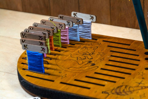 Embroidery Thread Spool Holder with 44 Slots, Plywood & Foam, 38 × 16.5 cm, Natural Wood, Embroidery Craft