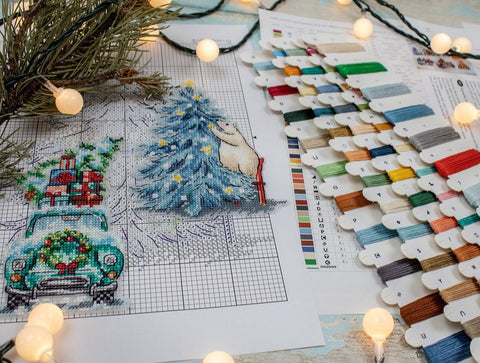 Christmas Ornaments Cross Stitch Kit, 7 Designs, 15 x 15 cm Each, LetiStitch, 56 Colors, Red and Gold Beads