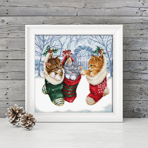LetiStitch Snowy Kitties Cross Stitch Kit, 24 x 24 cm, Aida 16ct, Luca-S Cotton Threads, Cat Design, Intermediate