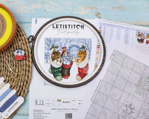 LetiStitch Snowy Kitties Cross Stitch Kit, 24 x 24 cm, Aida 16ct, Luca-S Cotton Threads, Cat Design, Intermediate