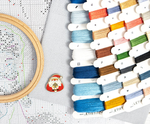 Christmas Cross Stitch Kit, Santa’s Secret Stop Design, 29 x 40 cm, Letistitch, Zweigart Aida 16 ct, 61 Colors