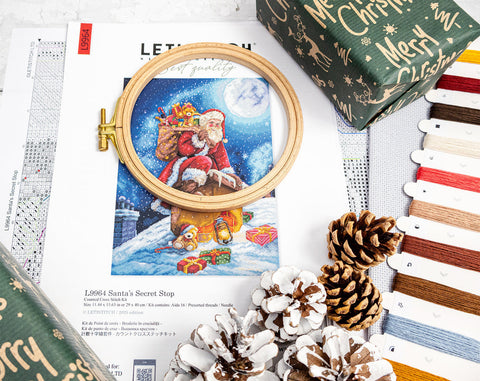 Christmas Cross Stitch Kit, Santa’s Secret Stop Design, 29 x 40 cm, Letistitch, Zweigart Aida 16 ct, 61 Colors