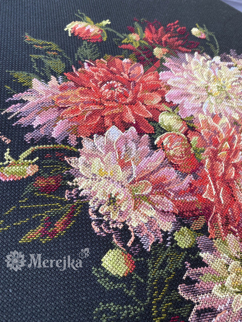 Merejka Dahlia Cross Stitch Kit, Floral Embroidery Craft Set with Fabric, Threads, Needle, Pattern and Instructions for Home Decor