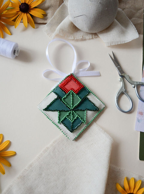 Beaded Rosebud Christmas Ornament, Abris Art Decor, 13.2 x 6.6 cm, 729 Beads, Tree, Wreath or Table Decoration