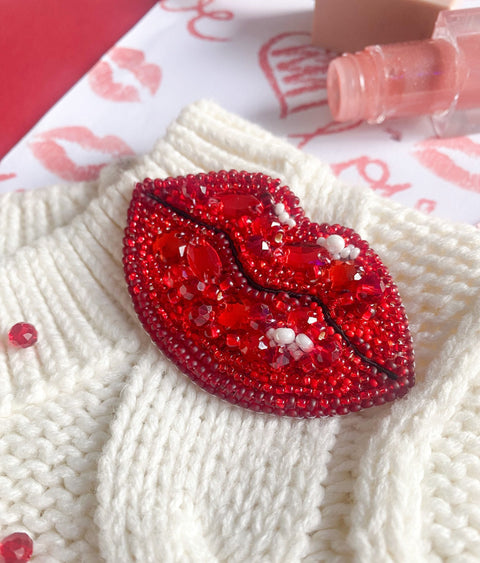 Beaded Embroidery Kit, Passionate Kisses Design, Abris Art, 7.4 x 4.6 cm, 475 Beads in 15 Colors, Intermediate Level