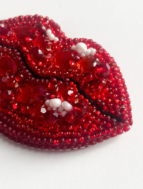 Beaded Embroidery Kit, Passionate Kisses Design, Abris Art, 7.4 x 4.6 cm, 475 Beads in 15 Colors, Intermediate Level