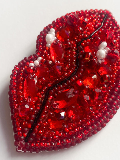 Beaded Embroidery Kit, Passionate Kisses Design, Abris Art, 7.4 x 4.6 cm, 475 Beads in 15 Colors, Intermediate Level