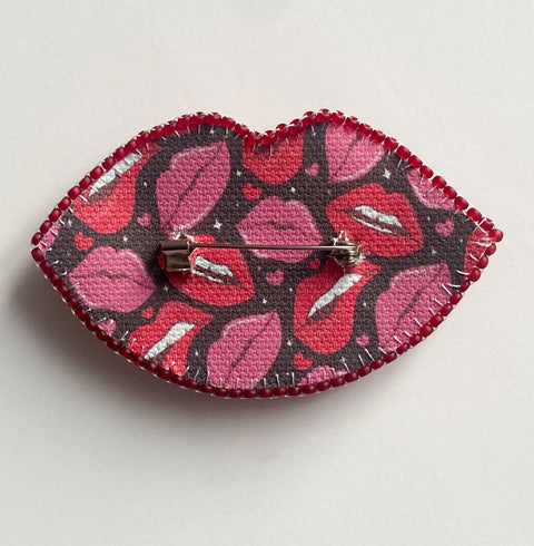 Beaded Embroidery Kit, Passionate Kisses Design, Abris Art, 7.4 x 4.6 cm, 475 Beads in 15 Colors, Intermediate Level