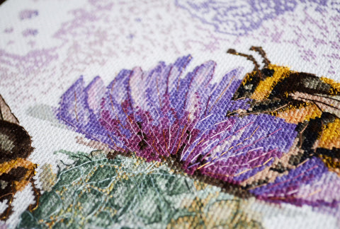 Floral Cross Stitch Kit with Nectar-Seeking Insect, Abris Art, 27 x 36 cm, 14 Count Canvas, 35 Colors, SAGA Chart