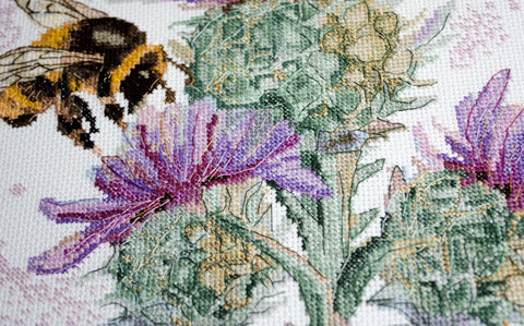 Floral Cross Stitch Kit with Nectar-Seeking Insect, Abris Art, 27 x 36 cm, 14 Count Canvas, 35 Colors, SAGA Chart