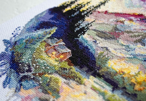 Abris Art Cross Stitch Kit, On Top of the World, 23 x 23 cm, 18 Count Canvas, 47 Thread Colors