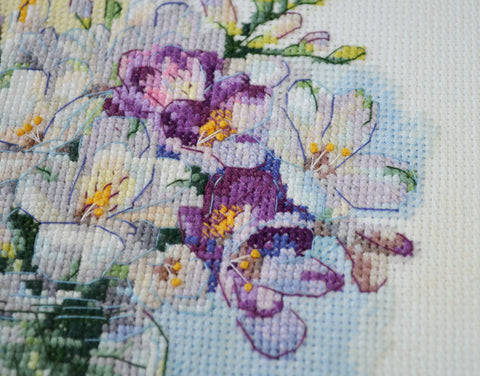 Cross Stitch Kit with Floral Bouquet Design, Abris Art, 14 Count White Canvas, 31 Colors, 17 x 17 cm, SAGA Chart
