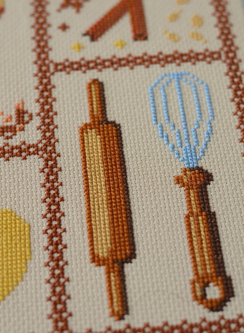 Apple Pie Cross Stitch Kit, 14 Count Coffee Fabric, 19 Colors, 35 x 35 cm, Abris Art
