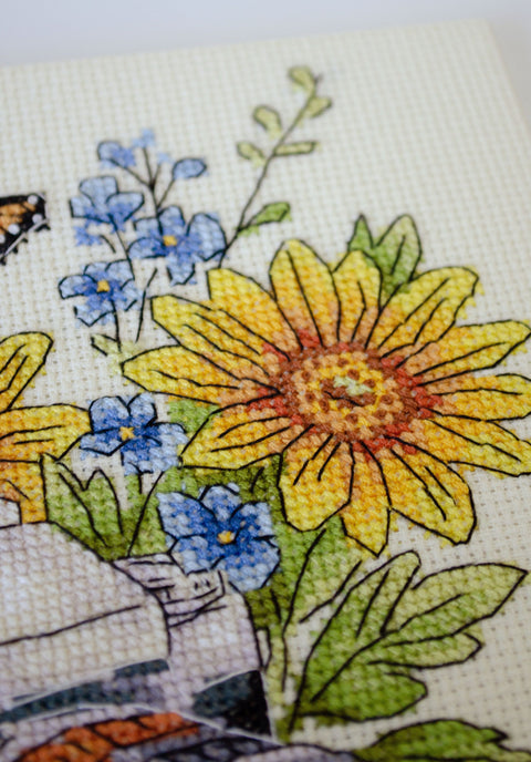 Abris Art Cross Stitch Kit “Catch the Moment,” 20x20 cm Embroidery Kit with Fabric, Threads, Needle and Chart