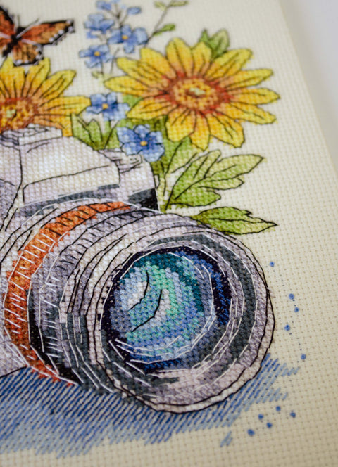 Abris Art Cross Stitch Kit “Catch the Moment,” 20x20 cm Embroidery Kit with Fabric, Threads, Needle and Chart