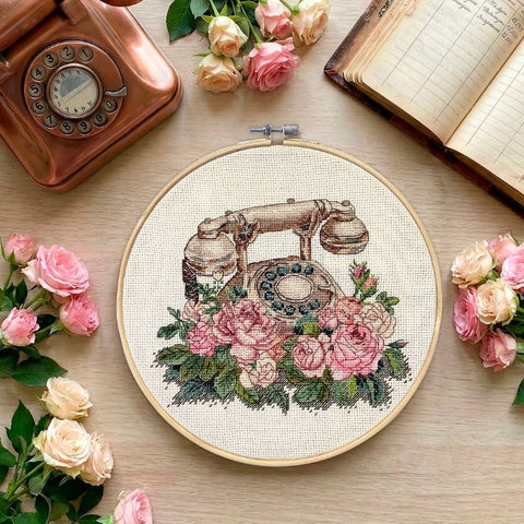 Abris Art Cross Stitch Kit, Retro Floral Design, Zweigart Aida 14 ct, 28 Colors, 20 x 16 cm