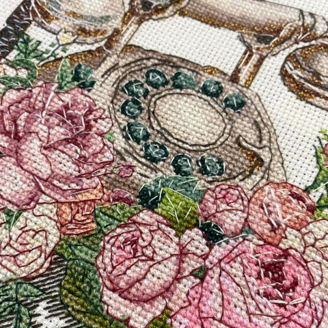 Abris Art Cross Stitch Kit, Retro Floral Design, Zweigart Aida 14 ct, 28 Colors, 20 x 16 cm