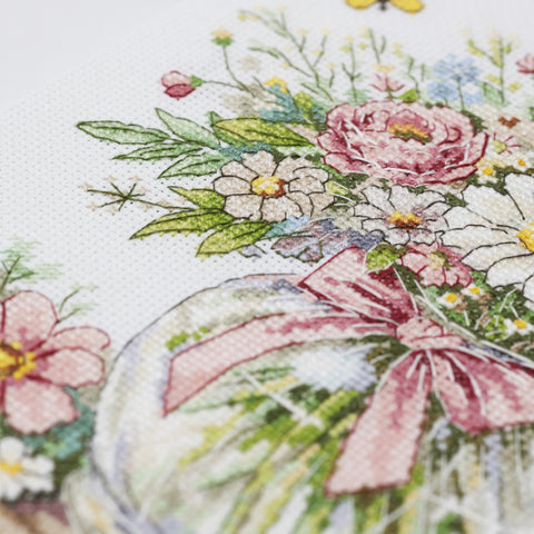 Floral Cross Stitch Kit “Floral Mood” 21×22 cm, Zweigart Aida 14 ct, 36 Colors, Abris Art