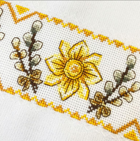 Easter Cross Stitch Kit with Blooming Egg Motif, 95 x 33 cm Towel, Zweigart Aida 18 ct, 44-Color Threads, Abris Art