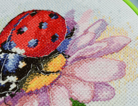Cross Stitch Kit with Embroidery Hoop Sunny Bedryk, 17x17 cm, White 14-Count Canvas, 19 Thread Colors, Abris Art