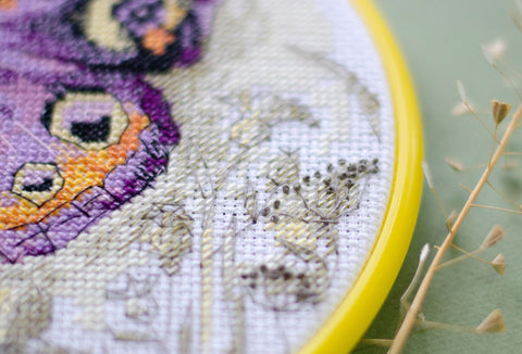 Cross Stitch Embroidery Kit with Hoop, Beginner Friendly, Abris Art “Sun Kiss,” 17x17 cm, White 14-Count Canvas, 13 Colors