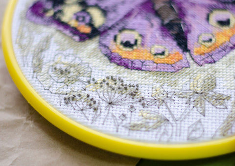 Cross Stitch Embroidery Kit with Hoop, Beginner Friendly, Abris Art “Sun Kiss,” 17x17 cm, White 14-Count Canvas, 13 Colors