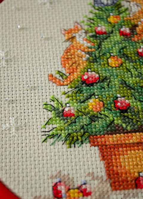 Christmas Cat Cross Stitch Kit with Embroidery Hoop, Abris Art, 14 Count Coffee Canvas, 15 x 15 cm, 19 Colors