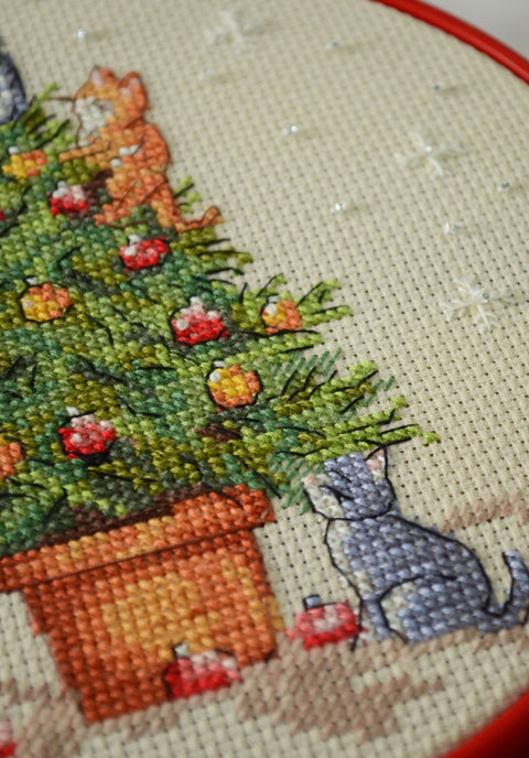 Christmas Cat Cross Stitch Kit with Embroidery Hoop, Abris Art, 14 Count Coffee Canvas, 15 x 15 cm, 19 Colors