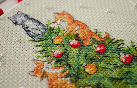 Christmas Cat Cross Stitch Kit with Embroidery Hoop, Abris Art, 14 Count Coffee Canvas, 15 x 15 cm, 19 Colors