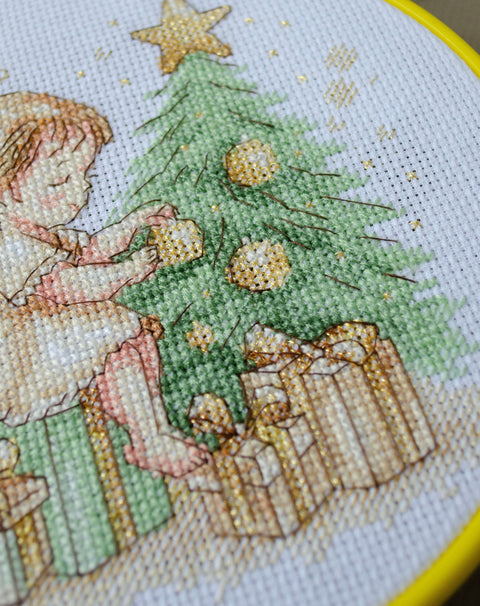 Christmas Angel Cross Stitch Kit with Wooden Hoop, Abris Art, 15 x 15 cm, 14 Count White Canvas, 18 Thread Colors