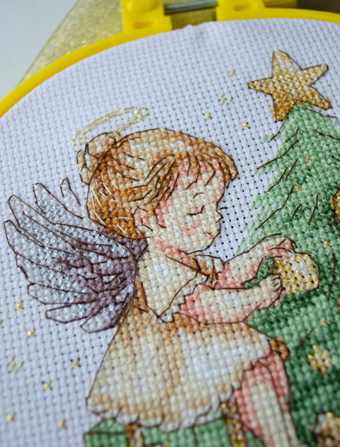 Christmas Angel Cross Stitch Kit with Wooden Hoop, Abris Art, 15 x 15 cm, 14 Count White Canvas, 18 Thread Colors