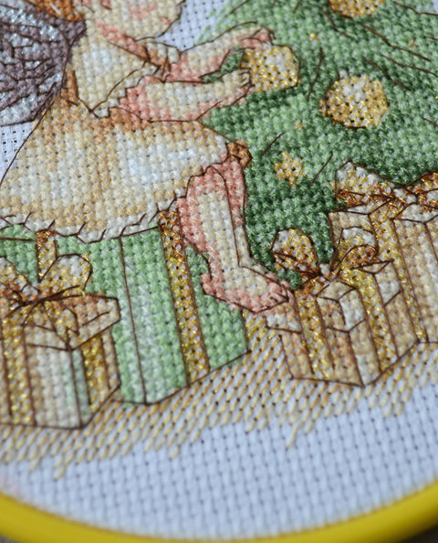 Christmas Angel Cross Stitch Kit with Wooden Hoop, Abris Art, 15 x 15 cm, 14 Count White Canvas, 18 Thread Colors